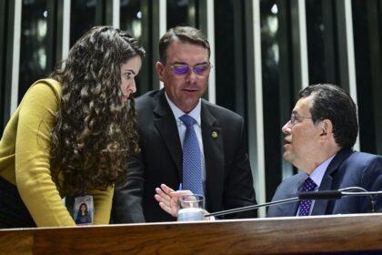 Senador Flávio Bolsonaro (PL-RJ) conversa com Eduardo Braga (MDB-AM), relator da regulamentação da reforma tributária — Foto: Andressa Anholete/Agencia Senado