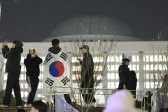 Manifestantes na noite em que foi decretada lei marcial na Coreia do Sul — Foto: Lee Jin-man/AP