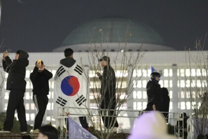 Manifestantes na noite em que foi decretada lei marcial na Coreia do Sul — Foto: Lee Jin-man/AP