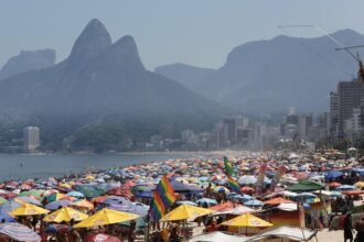 Praia de Ipanema, no Rio, lotada, em março de 2024 — Foto: Fabio Rossi/Agência O Globo