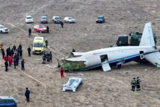 Avião da Embraer que caiu no Cazaquistão — Foto: Azamat Sarsenbayev/Associated Press