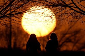 A cidade de São Paulo teve a tarde mais quente do verão nesta terça (21), quando os termômetros chegaram a 34,5°C, às 15h — Foto: AP Photo/Charlie Riedel