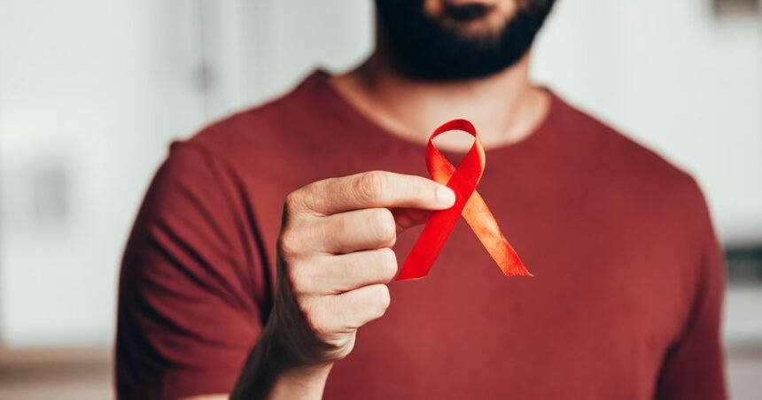 Corte de recursos dos EUA pode causar ‘ameaça global’ às pessoas com HIV, alerta OMS