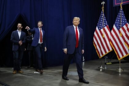 Donald Trump e os filhos Donald Trump Jr. (esq.) e Eric Trump (centro) — Foto: Hannah Beier/Bloomberg