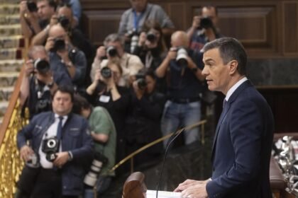 O governo da Espanha, liderado pelo primeiro-ministro socialista Pedro Sánchez, apresentou nesta segunda-feira (13) um pacote de medidas para combater a crise habitacional no país que inclui um imposto de 100% do valor do imóvel para estrangeiros — Foto: Eduardo Parra/AP