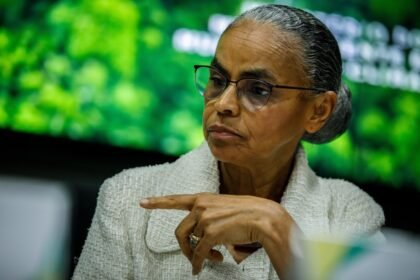 Segundo Marina Silva, após o discurso de posse de Donald Trump, resta trabalhar para que a governança climática “crie anteparos para evitar avanços da força gravitacional negacionista”.  — Foto: Brenno Carvalho/Agência O Globo