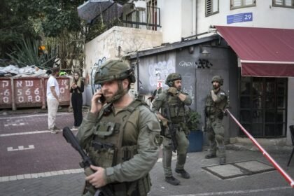 Homem é esfaqueado em Tel Aviv após suposto ataque terrorista na capital israelense — Foto: Oded Balilty/AP