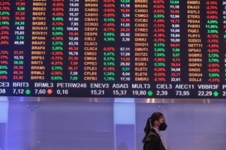 Ibovespa recua com queda forte da Vale e com tarifas americanas no radar | Finanças