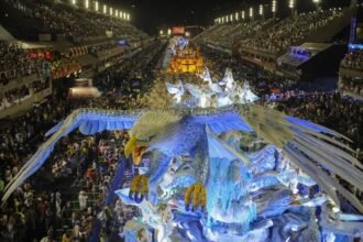 Desfile da escola de samba Portela, no Sambódromo do Rio de Janeiro — Foto: Fernandno Frazão/Agência Brasil