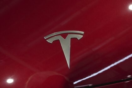 Logo da Tesla em modelo da fabricante de veículos elétricos — Foto: Michel Euler/AP