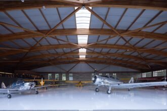 Museu Hangar, desenvolvido pela Ita Engenharia com vigas de madeira em vão de 50 metros, e tela do aplicativo Fibra: democratização — Foto: CASALS AGUIRRE/DIVULGAÇÃO