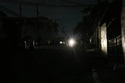 Rua de São Paulo sem luz por interrupção de fornecimento de energia após chuva forte — Foto: Paulo Pinto/Agência Brasil