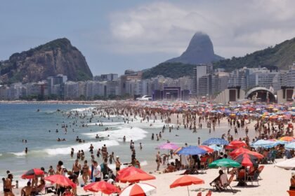 Praia de Copacabana no último dia de 2024 — Foto: Tânia Rêgo/Agência Brasil